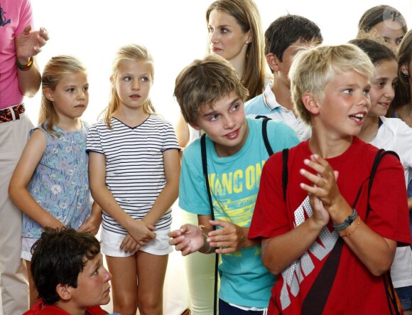 Les enfants de la famille royale d'Espagne lors de la remise des diplômes du stage de voile par la reine Sofia à Palma de Majorque le 5 août 2013.