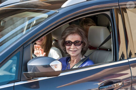La reine Sofia d'Espagne conduisant la princesse Letizia et ses filles Leonor et Sofia le 5 août 2013 à Palma de Majorque