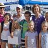 Irene Urdangarin (3e en p. de la g., en short à fleurs), fille de l'infante Cristina, a fait une mauvaise chute au palais Marivent le 3 août 2013, au lendemain de cette photo de famille avec ses frères et cousin(e)s au port de Majorque.