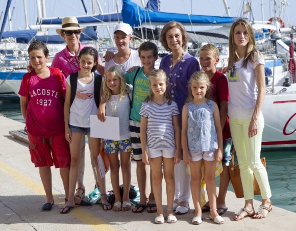Irene Urdangarin (3e en p. de la g., en short à fleurs), fille de l'infante Cristina, a fait une mauvaise chute au palais Marivent le 3 août 2013, au lendemain de cette photo de famille avec ses frères et cousin(e)s au port de Majorque.