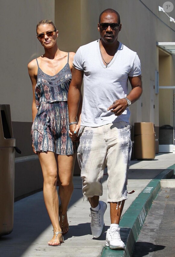 Eddie Murphy et sa petite amie Paige Butcher dans les rues de Los Angeles, le 9 août 2013.