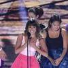 La jolie Lea Michele, entourée de ses amis de Glee, Amber Riley, Kevin McHale et Jenna Ushkowitz, a reçu des mains de Lily Collins le prix de meilleure actrice de série comique aux Teen Choice Awards, à Los Angeles, le 11 août 2013.