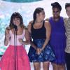Lea Michele, entourée de ses amis de Glee, Amber Riley, Kevin McHale et Jenna Ushkowitz, a reçu des mains de Lily Collins le prix de meilleure actrice de série comique aux Teen Choice Awards, à Los Angeles, le 11 août 2013.