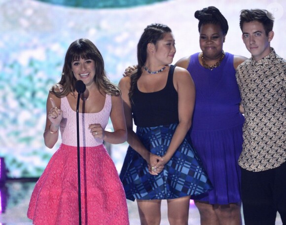 Lea Michele, entourée de ses amis de Glee, Amber Riley, Kevin McHale et Jenna Ushkowitz, a reçu des mains de Lily Collins le prix de meilleure actrice de série comique aux Teen Choice Awards, à Los Angeles, le 11 août 2013.