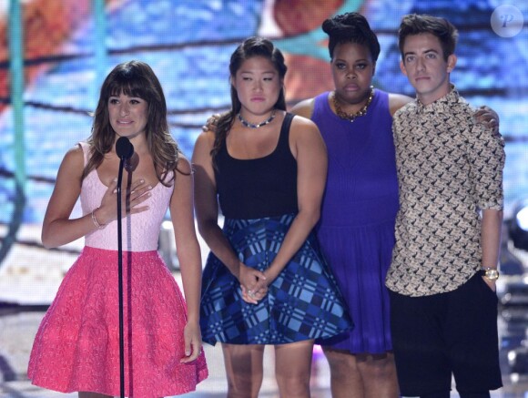 Lea Michele, entourée de ses amis de Glee, Amber Riley, Kevin McHale et Jenna Ushkowitz, a reçu des mains de Lily Collins le prix de meilleure actrice de série comique aux Teen Choice Awards, à Los Angeles, le 11 août 2013.