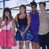 Lea Michele, entourée de ses amis de Glee, Amber Riley, Kevin McHale et Jenna Ushkowitz, a reçu des mains de Lily Collins le prix de meilleure actrice de série comique aux Teen Choice Awards, à Los Angeles, le 11 août 2013.