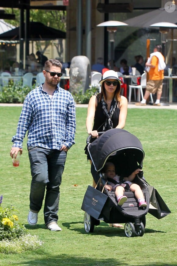 Jack Osbourne et son épouse Lisa vont déjeuner au restaurant Bread Crum avec leur fille Pearl avant de faire du shopping au centre commercial The Americana, dans le quartier de Glendale à Los Angeles, le 10 août 2013.