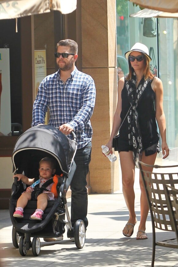 Jack Osbourne et sa femme Lisa vont déjeuner au restaurant Bread Crum avec leur fille Pearl avant de faire du shopping au centre commercial The Americana, dans le quartier de Glendale à Los Angeles, le 10 août 2013.
