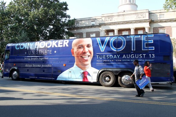 Eva Longoria s'est rendue dans le New Jersey le 12 août 2013, afin de participer à deux meetings du candidat démocrate et maire de Newark Cory Booker, lequel brigue un poste de candidat au Sénat contre ses adversaires qu'il affronte dans une primaire dont le vote a lieu le 13 août 2013.