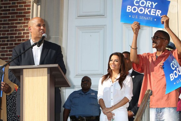Eva Longoria s'est rendue dans le New Jersey le 12 août 2013, afin de participer à deux meetings du candidat démocrate et maire de Newark Cory Booker, lequel brigue un poste de candidat au Sénat contre ses adversaires qu'il affronte dans une primaire dont le vote a lieu le 13 août 2013.