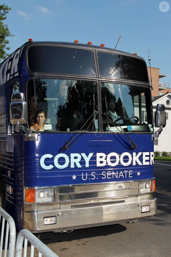 Eva Longoria s'est rendue dans le New Jersey le 12 août 2013, afin de participer à deux meetings du candidat démocrate et maire de Newark Cory Booker, lequel brigue un poste de candidat au Sénat contre ses adversaires qu'il affronte dans une primaire dont le vote a lieu le 13 août 2013.