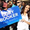 L'actrice Eva Longoria s'est rendue dans le New Jersey le 12 août 2013, afin de participer à deux meetings du candidat démocrate et maire de Newark Cory Booker, lequel brigue un poste de candidat au Sénat contre ses adversaires qu'il affronte dans une primaire dont le vote a lieu le 13 août 2013.