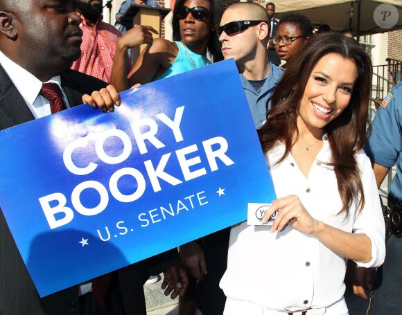 L'actrice Eva Longoria s'est rendue dans le New Jersey le 12 août 2013, afin de participer à deux meetings du candidat démocrate et maire de Newark Cory Booker, lequel brigue un poste de candidat au Sénat contre ses adversaires qu'il affronte dans une primaire dont le vote a lieu le 13 août 2013.