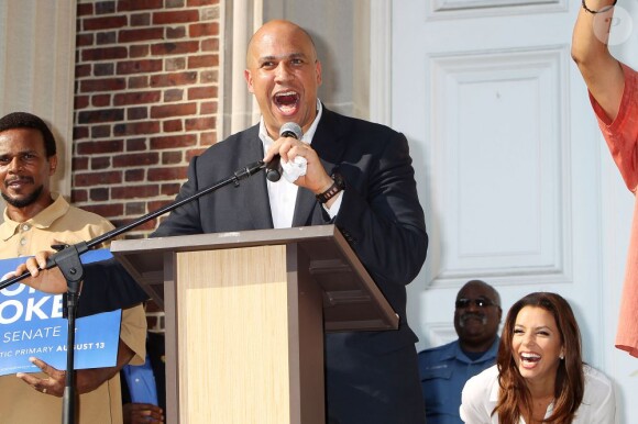 Eva Longoria s'est rendue dans le New Jersey le 12 août 2013, afin de participer à deux meetings du candidat démocrate et maire de Newark Cory Booker, lequel brigue un poste de candidat au Sénat contre ses adversaires qu'il affronte dans une primaire dont le vote a lieu le 13 août 2013.