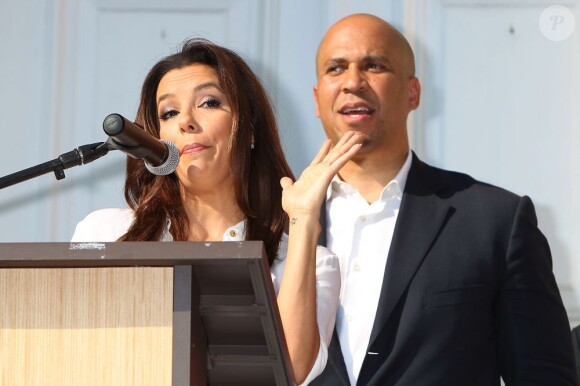 Eva Longoria s'est rendue dans le New Jersey le 12 août 2013, afin de participer à deux meetings du candidat démocrate et maire de Newark Cory Booker, lequel brigue un poste de candidat au Sénat contre ses adversaires qu'il affronte dans une primaire dont le vote a lieu le 13 août 2013.