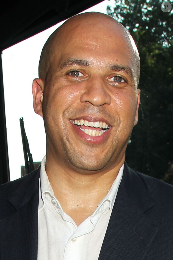 Eva Longoria s'est rendue dans le New Jersey le 12 août 2013, afin de participer à deux meetings du candidat démocrate et maire de Newark Cory Booker, lequel brigue un poste de candidat au Sénat contre ses adversaires qu'il affronte dans une primaire dont le vote a lieu le 13 août 2013.
