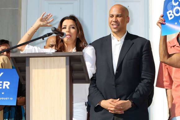 Eva Longoria s'est rendue dans le New Jersey le 12 août 2013, afin de participer à deux meetings du candidat démocrate et maire de Newark Cory Booker, lequel brigue un poste de candidat au Sénat contre ses adversaires qu'il affronte dans une primaire dont le vote a lieu le 13 août 2013.