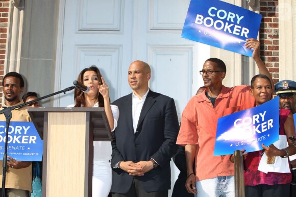 Eva Longoria s'est rendue dans le New Jersey le 12 août 2013, afin de participer à deux meetings du candidat démocrate et maire de Newark Cory Booker, lequel brigue un poste de candidat au Sénat contre ses adversaires qu'il affronte dans une primaire dont le vote a lieu le 13 août 2013.