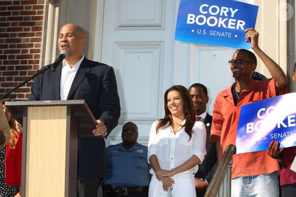 Eva Longoria s'est rendue dans le New Jersey le 12 août 2013, afin de participer à deux meetings du candidat démocrate et maire de Newark Cory Booker, lequel brigue un poste de candidat au Sénat contre ses adversaires qu'il affronte dans une primaire dont le vote a lieu le 13 août 2013.