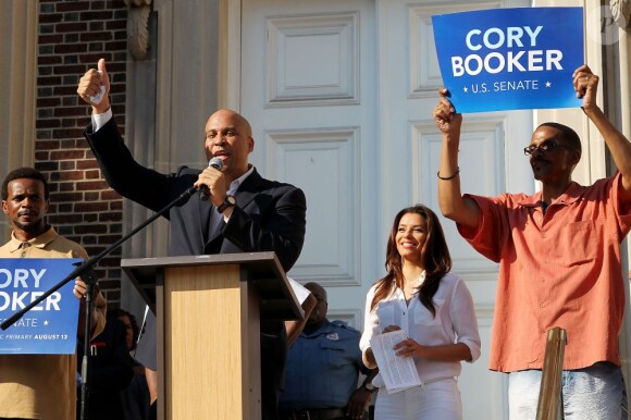 Eva Longoria s'est rendue dans le New Jersey le 12 août 2013, afin de participer à deux meetings du candidat démocrate et maire de Newark Cory Booker, lequel brigue un poste de candidat au Sénat contre ses adversaires qu'il affronte dans une primaire dont le vote a lieu le 13 août 2013.