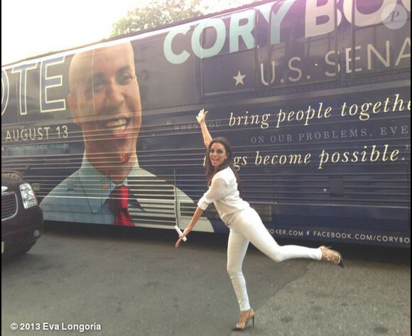 La jolie Eva Longoria s'est rendue dans le New Jersey le 12 août 2013, afin de participer à deux meetings du candidat démocrate et maire de Newark Cory Booker, lequel brigue un poste de candidat au Sénat contre ses adversaires qu'il affronte dans une primaire dont le vote a lieu le 13 août 2013.