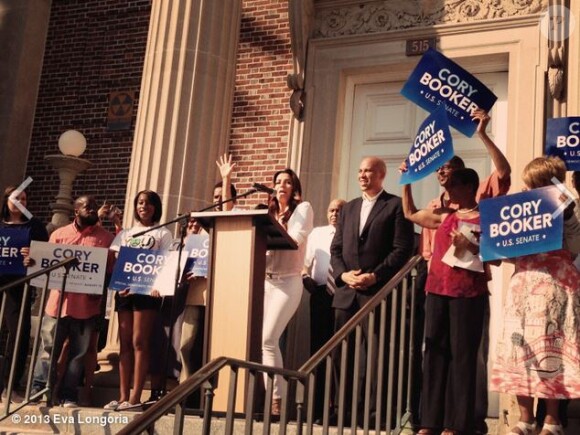 Eva Longoria s'est rendue dans le New Jersey le 12 août 2013, afin de participer à deux meetings du candidat démocrate et maire de Newark Cory Booker, lequel brigue un poste de candidat au Sénat contre ses adversaires qu'il affronte dans une primaire dont le vote a lieu le 13 août 2013.