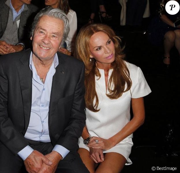 Alain Delon Et Sa Nouvelle Compagne Alain Delon et Rosalie inséparables : Onze ans après, l'amour est de