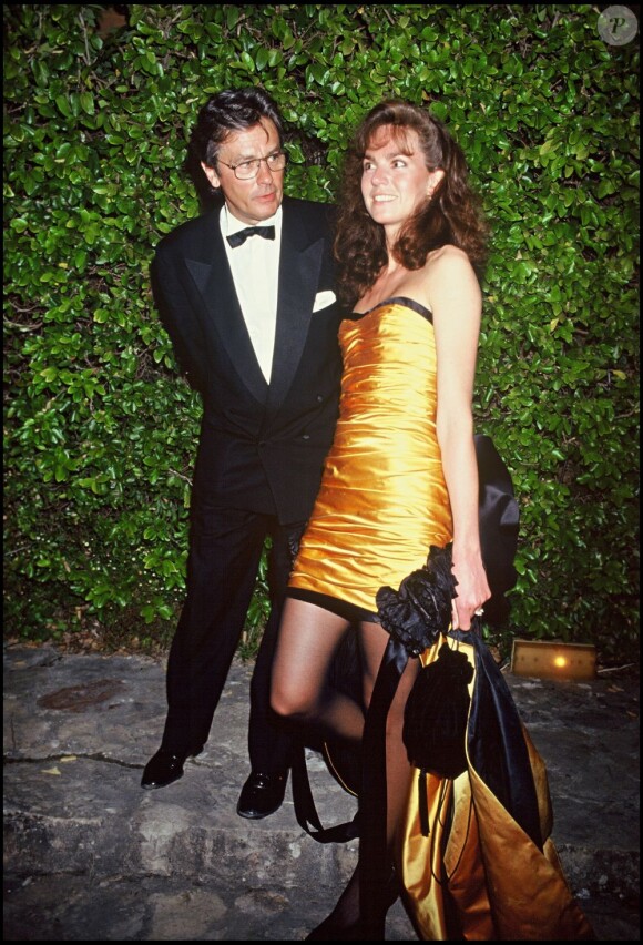 Alain Delon et son ex Rosalie à Cannes en 1992.