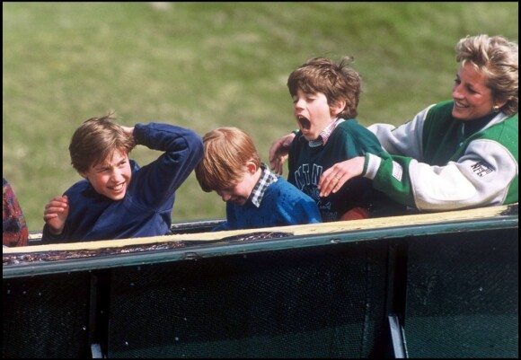 Lady Diana avec les princes Harry et William au parc Thorpe en avril 1994