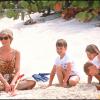 La princesse Diana avec les princes Harry et William sur une plage des Îles Vierges en avril 1990