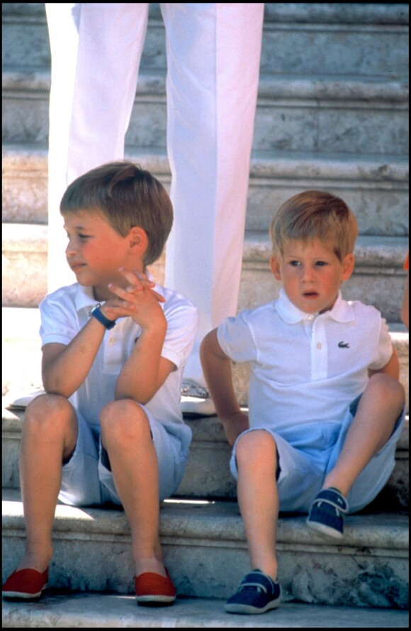 Les princes Harry et William à Palma de Majorque avec Charles et Diana, en août 1988, à l'invitation de la famille royale d'Espagne.