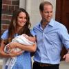 Le prince William et Kate Middleton sortant de la maternité pour présenter leur fils le prince George de Cambridge, le 23 juillet 2013 devant l'aile Lindo de l'hôpital St Mary dans Paddington, à Londres. Prêts à être des parents-poules...