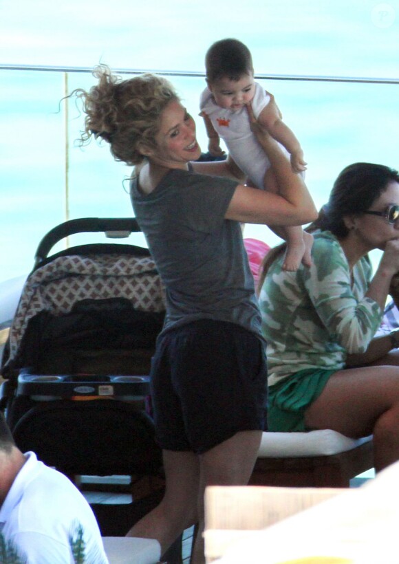 Shakira et son bébé Milan à Rio de Janeiro, le 2 juillet 2013.