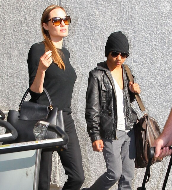 Angelina Jolie et son fils Maddox quittent l'aéroport de Los Angeles le 15 aout 2013.