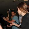 Angelina Jolie face aux fans à l'aéroport de Los Angeles le 15 aout 2013.