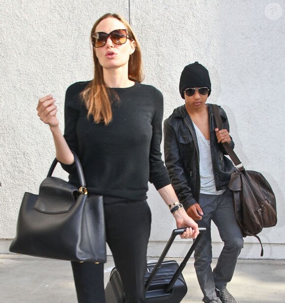 Angelina Jolie et son fils Maddox a l'aeroport de Los Angeles le 15 aout 2013  Please hide children's face prior to publication 51181232 'Maleficent' actress Angelina Jolie and son Maddox Jolie-Pitt arriving on a flight at LAX airport in Los Angeles, California on August 15, 2013.15/08/2013 - Los Angeles