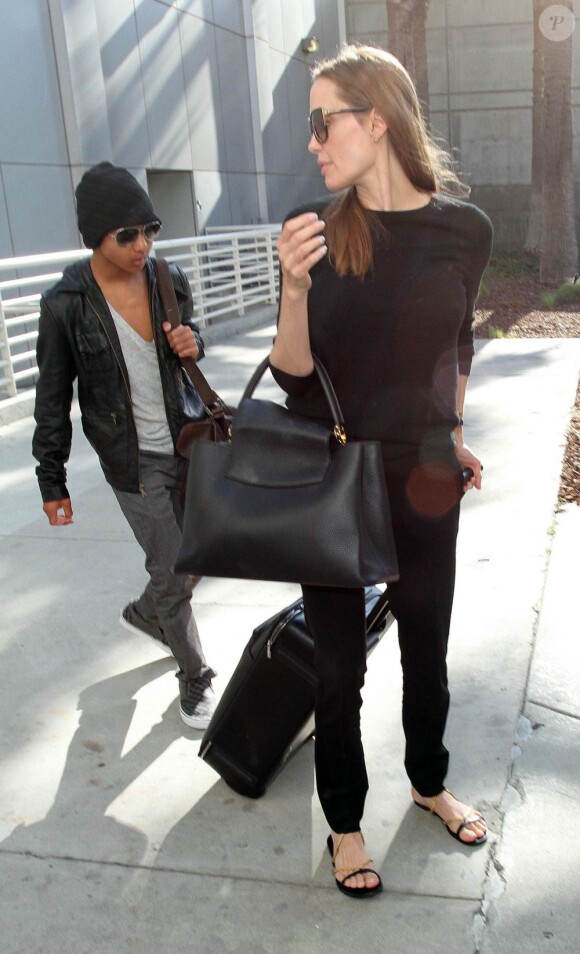 Angelina Jolie et Maddox à l'aéroport de Los Angeles le 15 aout 2013.
