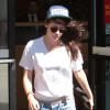 Exclusif - Kristen Stewart se rend à la banque à Los Angeles, le 15 août 2013.