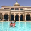 Jade Foret, Arnaud Lagardère et Liva dans la piscine au Maroc