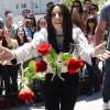 Lady Gaga jette des roses aux fans et photographes qui l'attendent devant le Chateau Marmont. West Hollywood, le 17 août 2013.