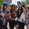 Lady Gaga salue et embrasse ses fans à l'entrée du Chateau Marmont. West Hollywood, le 17 août 2013.