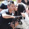 Lady Gaga, d'humeur joviale, embrasse un photographe à l'entrée du Chateau Marmont. West Hollywood, le 17 août 2013.