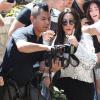 Lady Gaga salue et embrasse ses fans à l'entrée du Chateau Marmont. West Hollywood, le 17 août 2013.