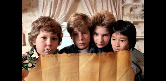 Corey Feldman, cheveux en brosse (troisième en partant de la gauche), dans les Goonies en 1985