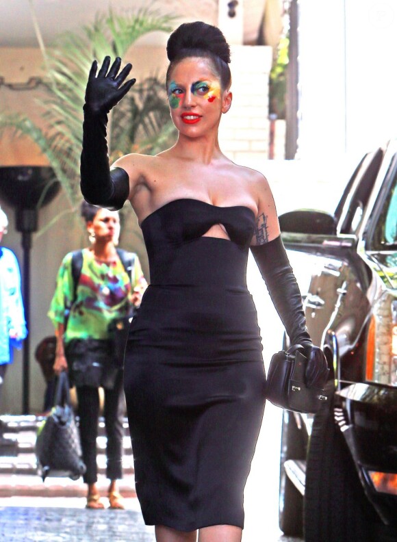 Lady Gaga s'arrête prendre quelques photos avec ses fans à la sortie du Chateau Marmont à West Hollywood, le 15 août 2013.