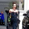 Lady Gaga s'arrête prendre quelques photos avec ses fans à la sortie du Chateau Marmont à West Hollywood, le 15 août 2013.