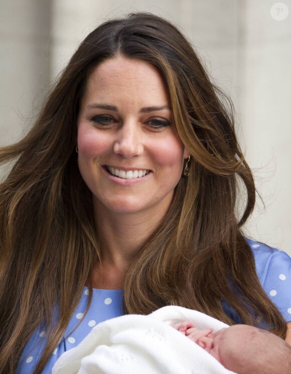 Kate Middleton avec son fils George de Cambridge à Londres, le 23 juillet 2013.