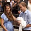 Le prince William et Kate Middleton avec leur fils George de Cambridge à Londres, le 23 juillet 2013.
