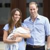 Le prince William et Kate Middleton, duchesse de Cambridge quittent l'hopital St-Mary avec leur fils George de Cambridge à Londres le 23 juillet 2013.