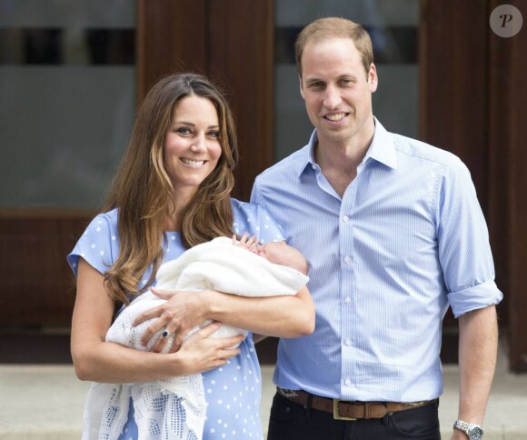 Le prince William et Kate Middleton, duchesse de Cambridge quittent l'hopital St-Mary avec leur fils George de Cambridge à Londres le 23 juillet 2013.